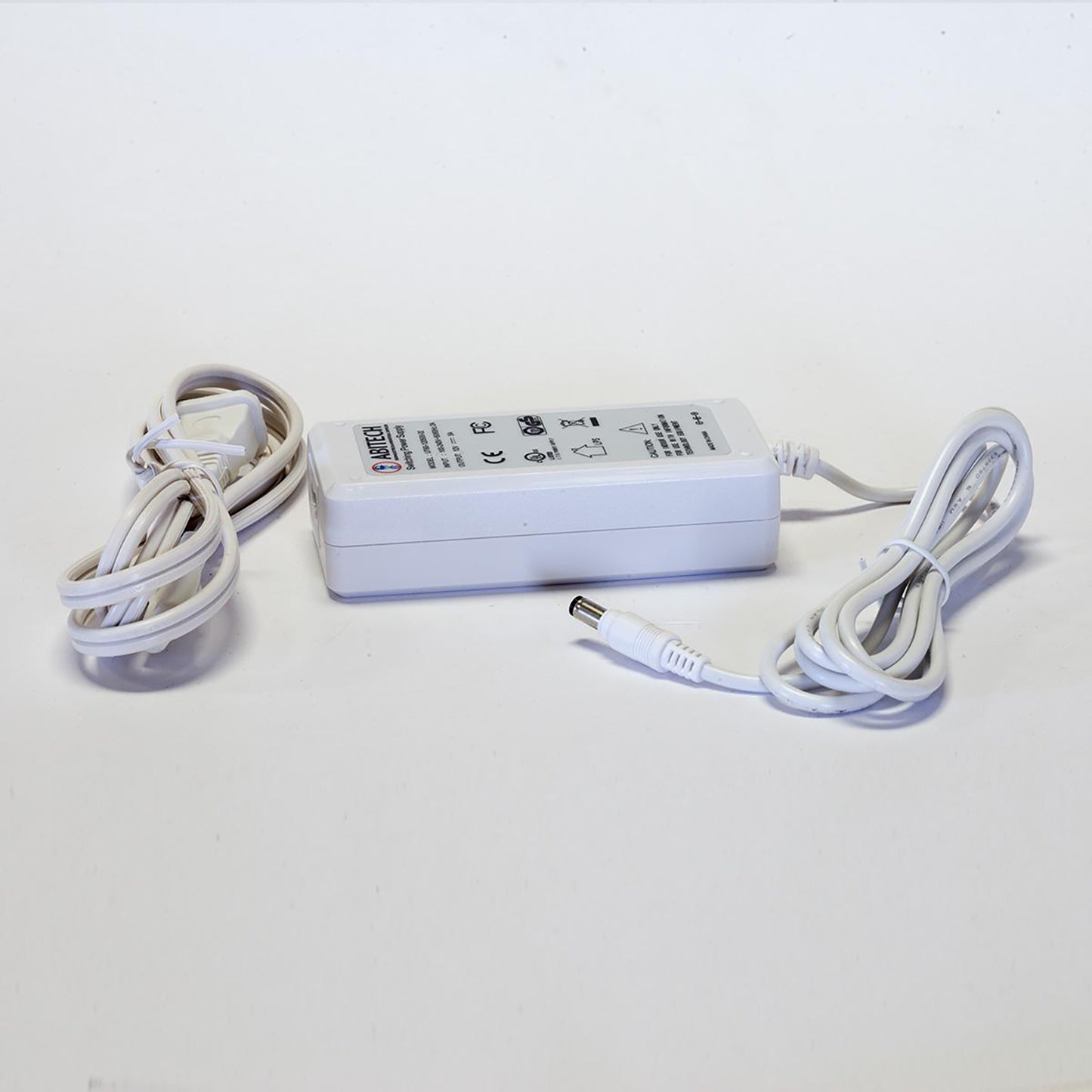 Plug n Play Power Supply Adapter (white) 12v 100-240V (60 WATTS) 5A UL RL 50/case (Indoor)